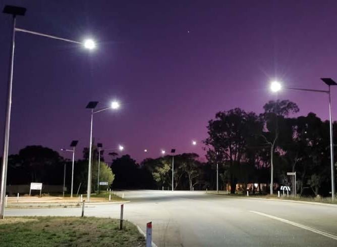 Éclairage solaire urbain et routier installé par SYS ENERGIES en Côte d’Ivoire.