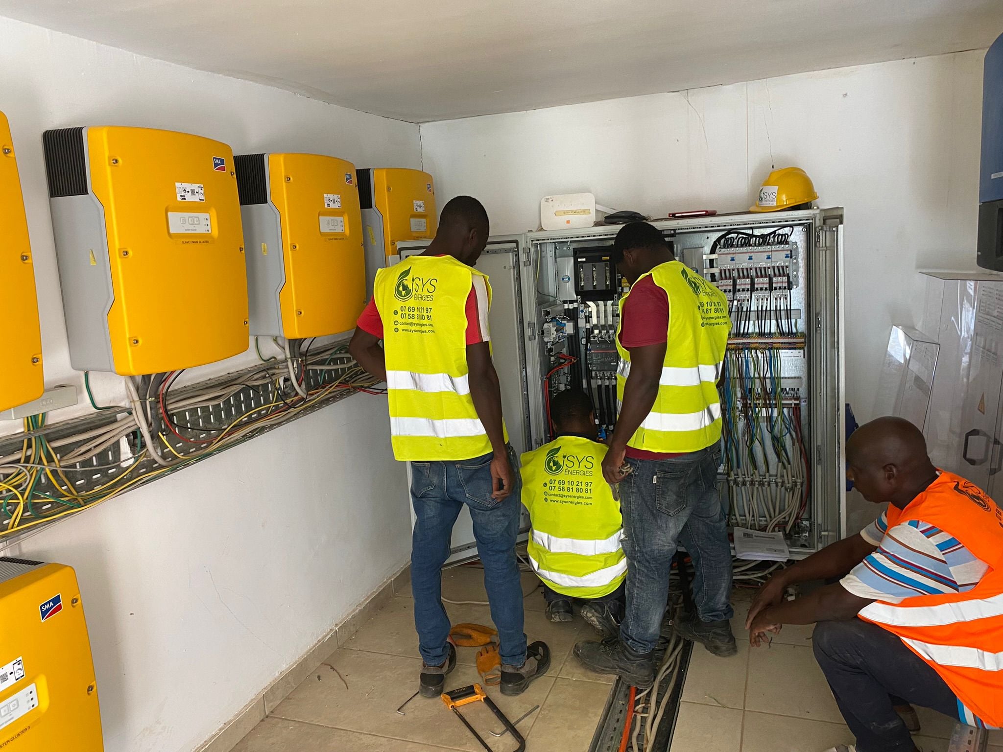 Technicien SYS ENERGIES assurant la maintenance d’une installation solaire.