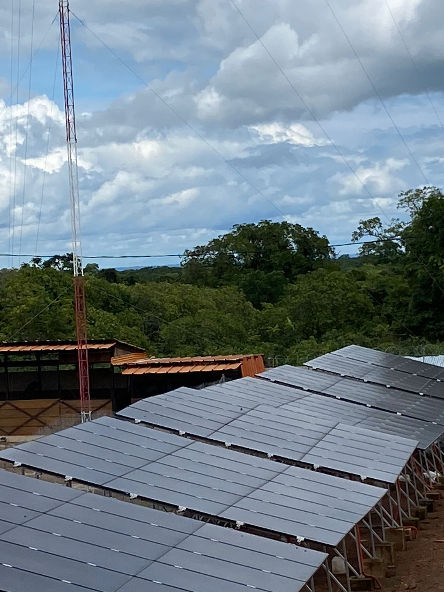 Installation de panneaux solaires photovoltaïques par SYS ENERGIES en Côte d’Ivoire.